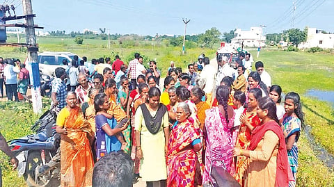 Manavalan Nagar residents protesting against dumping of garbage in their area in Tiruvallur